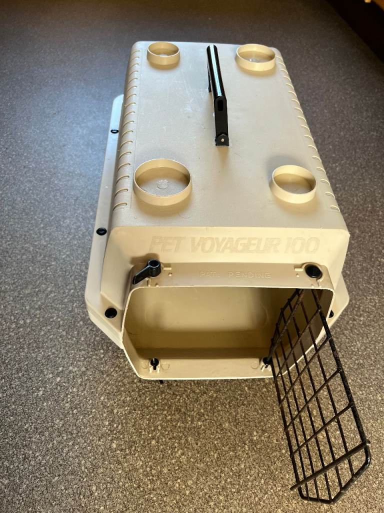 * FREE * SMALL CAT/DOG CARRIER