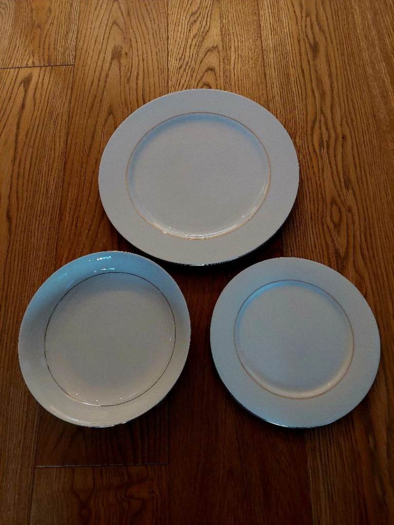 12-piece CROWN DYNASTY vintage dinner set with gold gilt edging - excellent condition