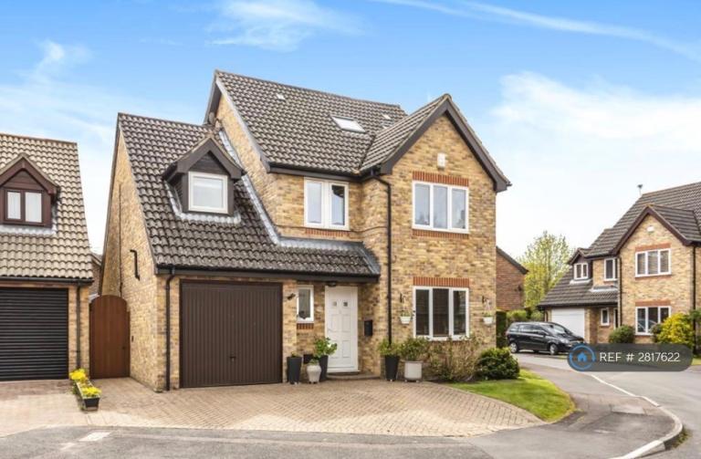 4 bedroom house in Saddleback Way, Fleet, GU51 (4 bed) (#2817622)