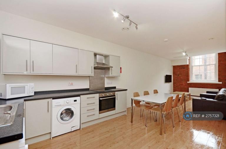 5 bedroom flat in Bells Square, Sheffield, S1 (5 bed) (#2757321)