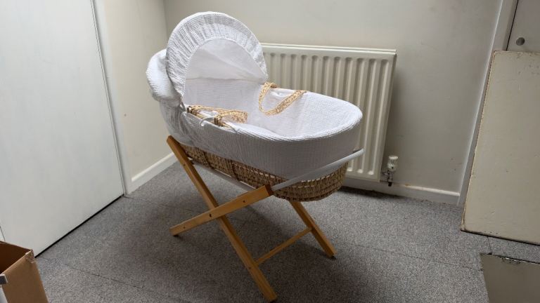 Kinder valley Moses Basket with Folding Stand – Good Condition