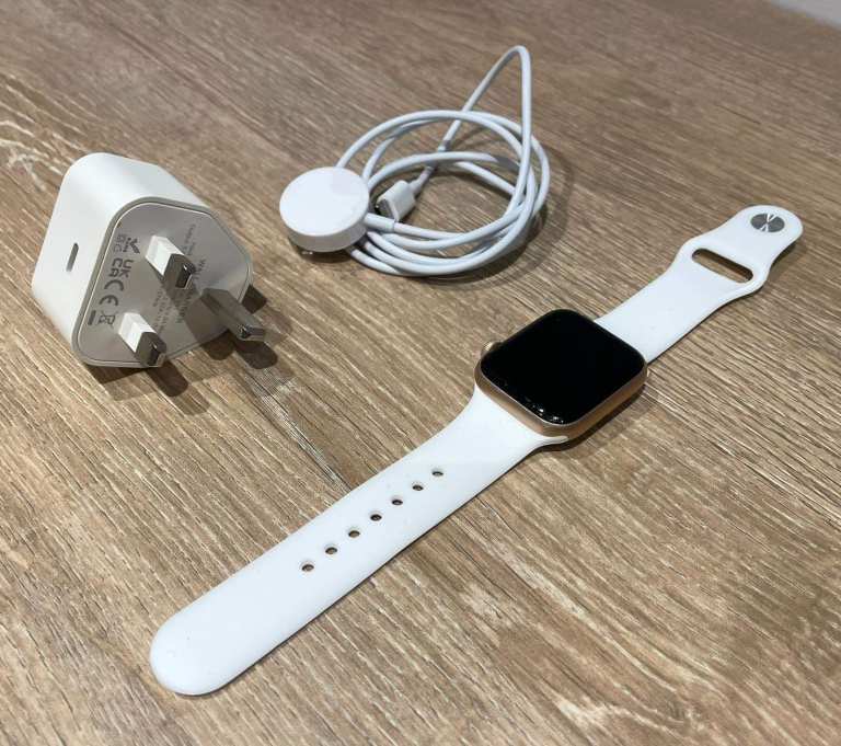Apple Watch Space Rose Gold With New White Strap & Cable & Plug