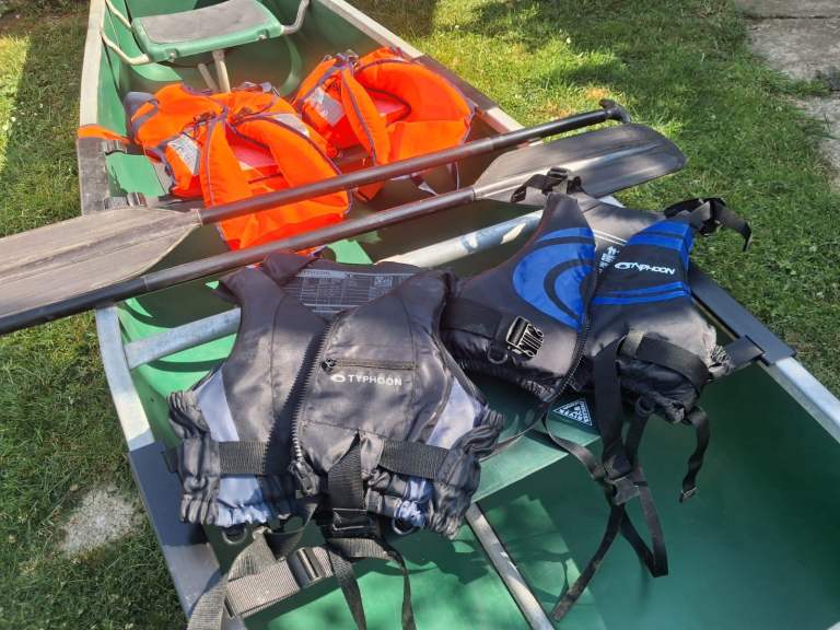 Complete family Canoe set-up: 15ft canoe, 4x life jackets, paddles and additional seats  