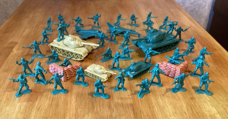 Model Toy Soldiers Plastic Bundle Army Figures Tanks Planes Sandbags 1/32 As New Condition 