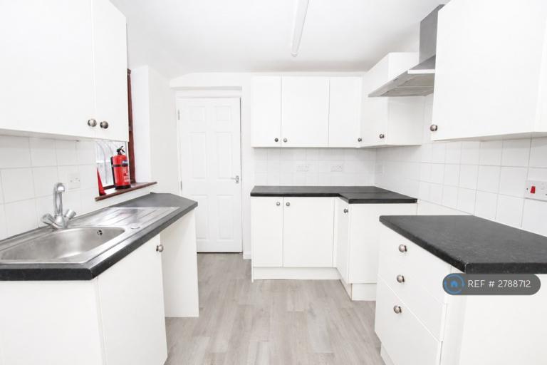 5 bedroom house in St Georges Avenue, Sheerness, ME12 (5 bed) (#2788712)