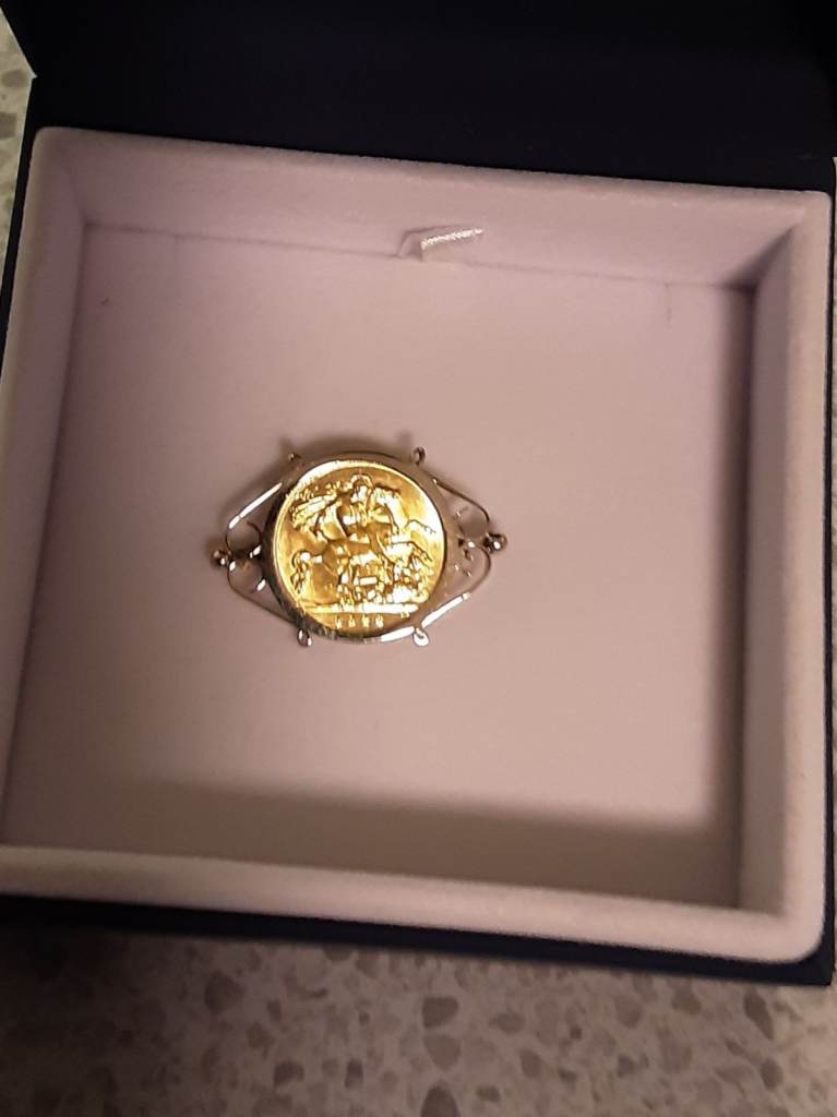 9ct brooch with a 22ct 1/2 sovereign 1926