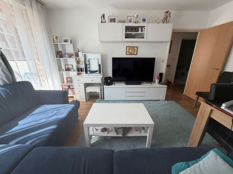 Modern 1-Bed Flat with Balcony, 24/7 Concierge & Gym