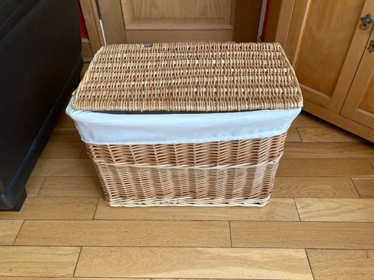 Large wicker storage chest with lining and lid 