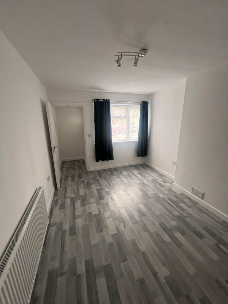 2 Bed Flat To Rent IG7