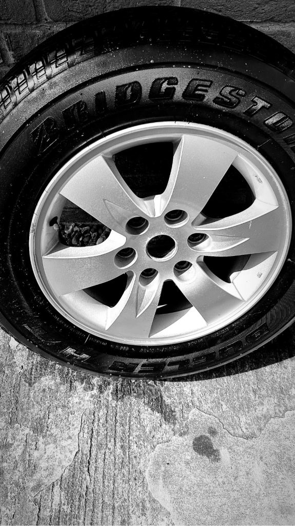 L200 alloy and tyre