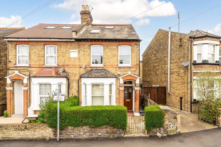 4 bed 2 reception 3 bathroom South Facing Garden Hounslow Move In ASAP