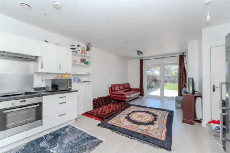 3 bedroom flat in Salisbury Road, Southall