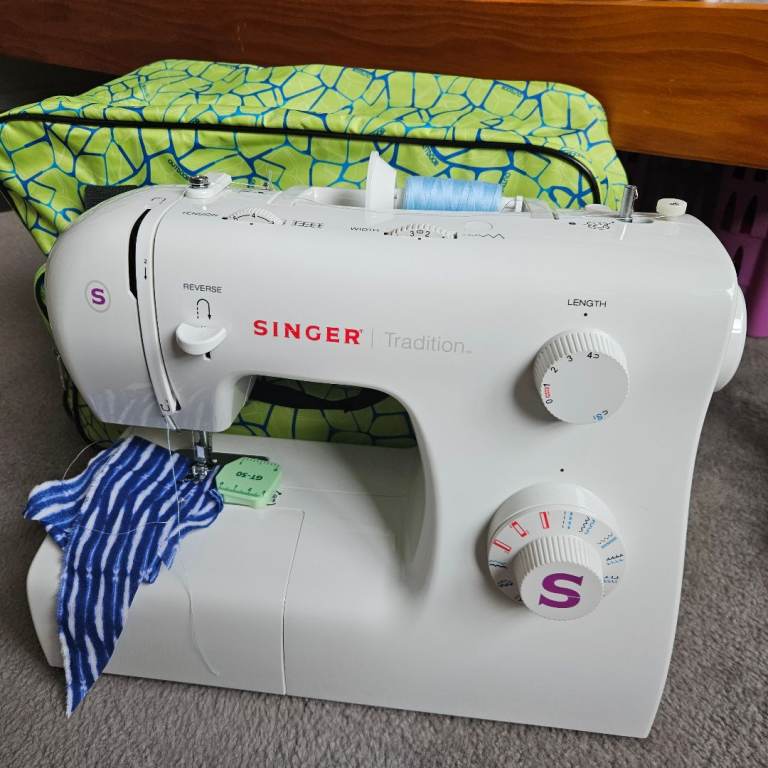 SINGER Tradition Sewing Machine with Carry Bag – Good Condition