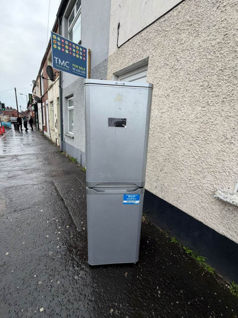 Tall indesit frost free fridge freezer   £139 well kept condition 