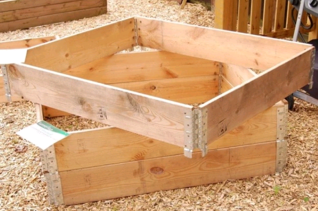  RAISED GARDEN BED-PLANTERS PALLET COLLARS COLLAPSE AND STACK
