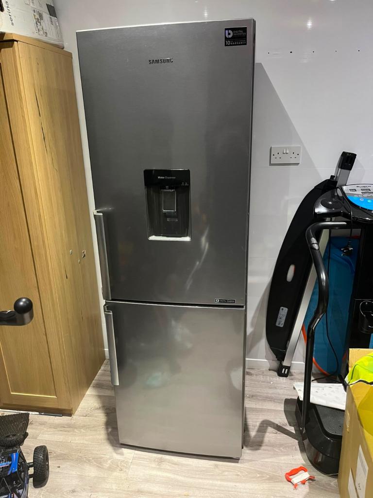 Samsung Freestanding Fridge Freezer with Water Dispenser – Silver, Good Condition