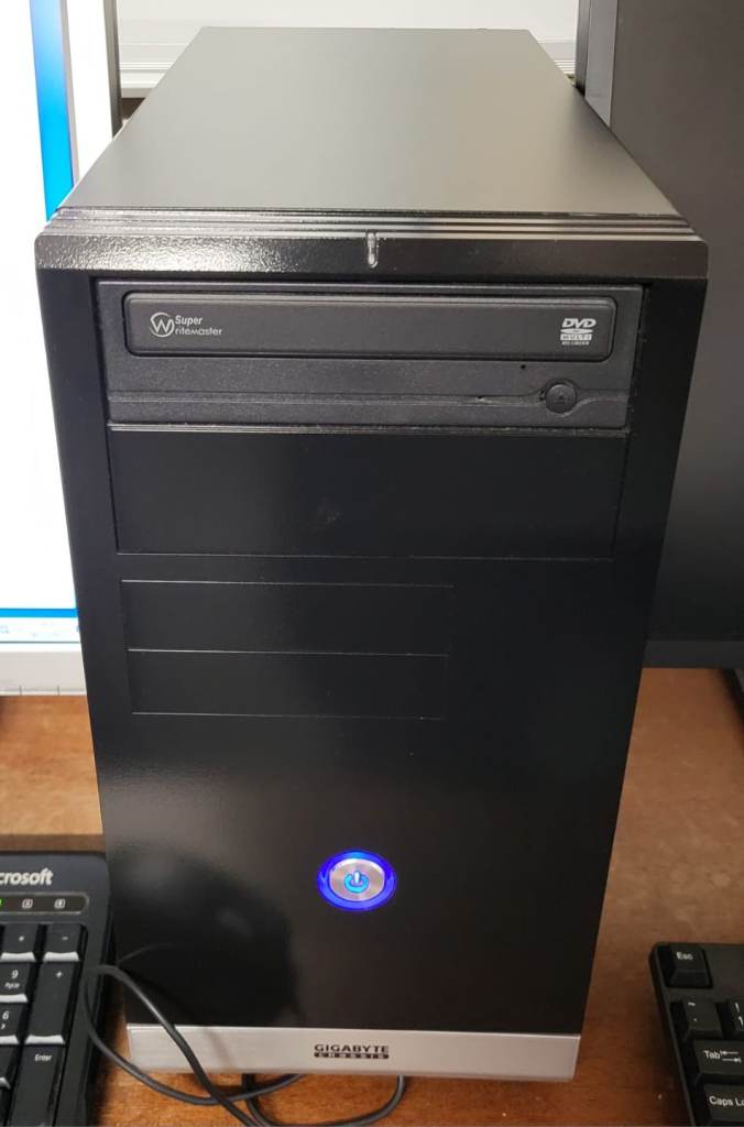 DESKTOP PC WITH MONITOR, KEYBOARD AND MOUSE