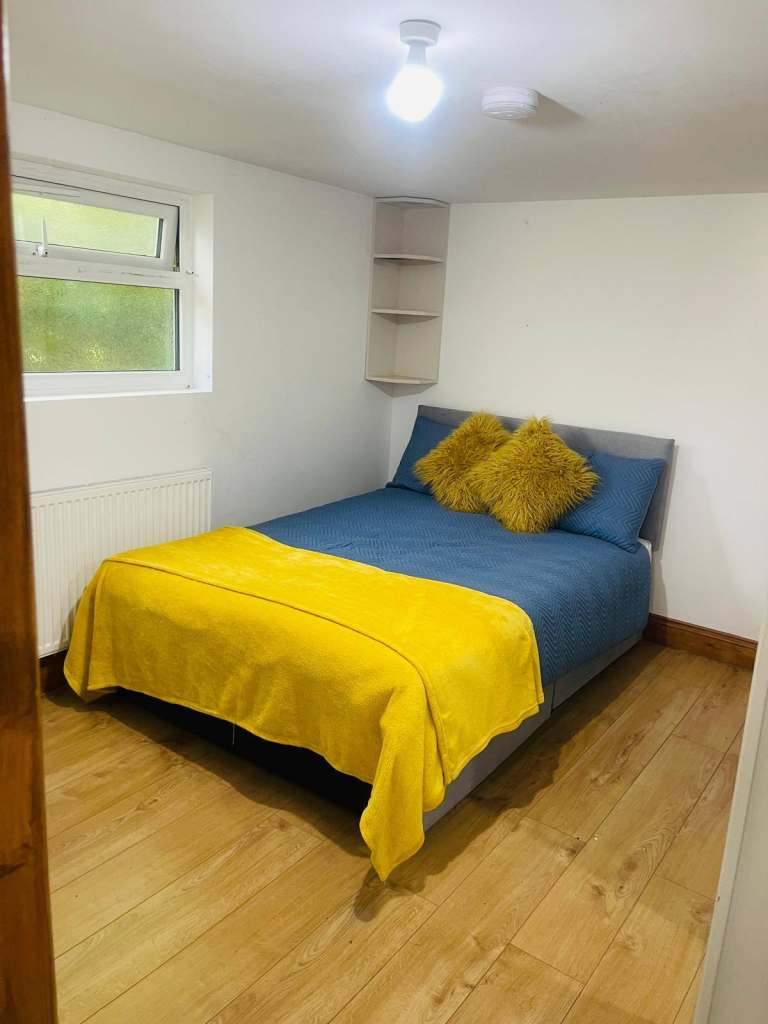 Spacious & Cosy Ensuite Room for Rent in - TW7 6NZ