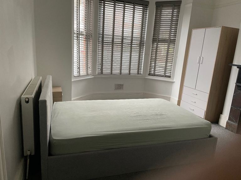 Double Bed with En-suite in ME15 6PG