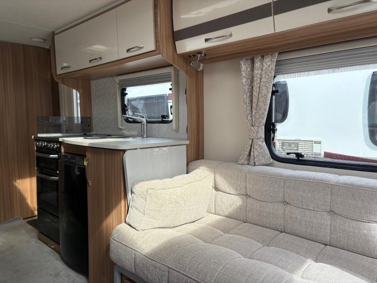 LUNAR CLUBMAN ES - 3 BERTH CARAVAN WITH END WASHROOM + MOTORMOVER