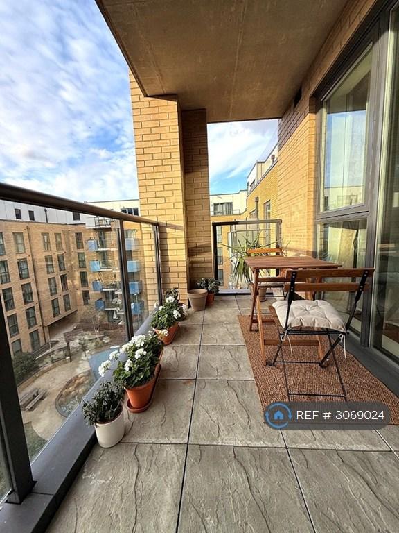 2 bedroom flat in Centenary Heights, London, SE10 (2 bed) (#3069024)
