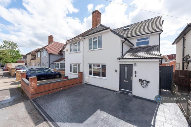 5 bedroom house in St Heliers Avenue, Hounslow, TW3 (5 bed) (#1669425)
