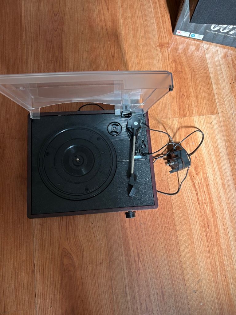 Turntable / record player with built in speakers 
