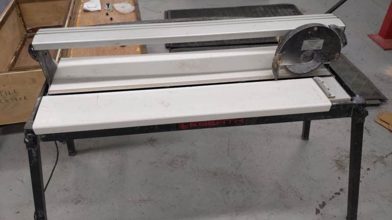 Eberth 800watt electric tile saw.