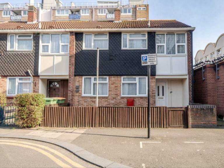 4 Bed house , 1 reception to let E16 2LH to let available now