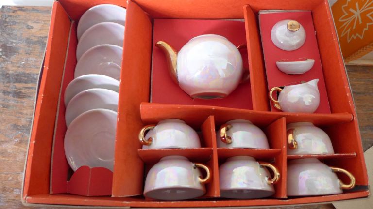 CHILD’S CHILDREN’S 1970s 1980s VINTAGE PORCELAIN CHINA TOY TEA SET TEASET. BOXED. PERFECT. AS NEW.