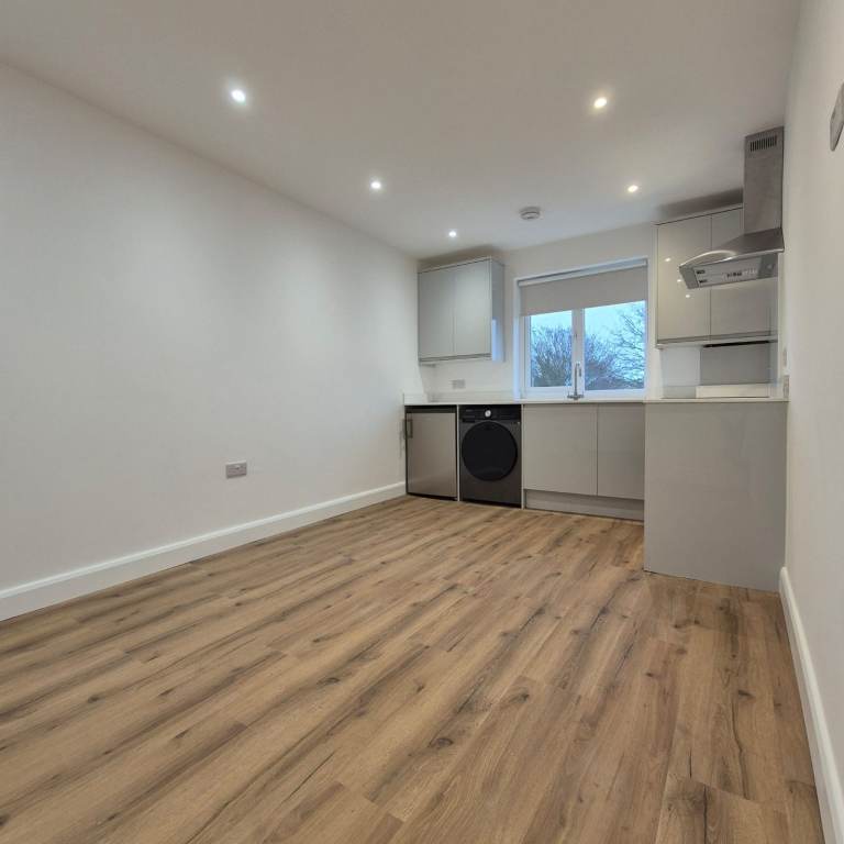 STUNNING ONE BEDROOM APARTMENT 5 MINS FROM STATION IN THE N21 AREA