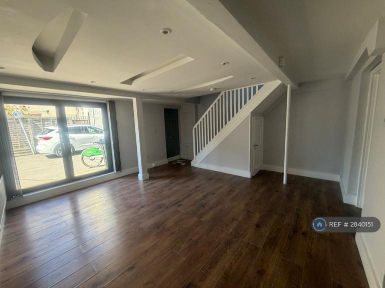 2 bedroom flat in Colina Mews, London, N15 (2 bed) (#2840151)
