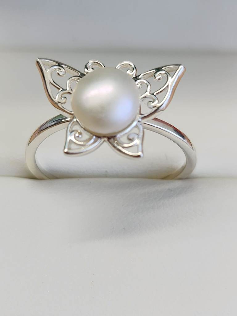 SILVER BUTTERFLY RING WITH FRESH WATER PEARL