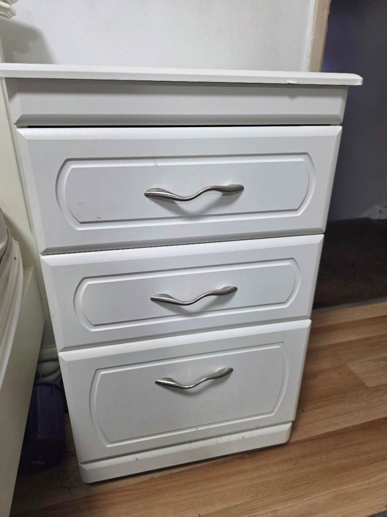 2 x White Chest of 3 Drawers – Good Condition