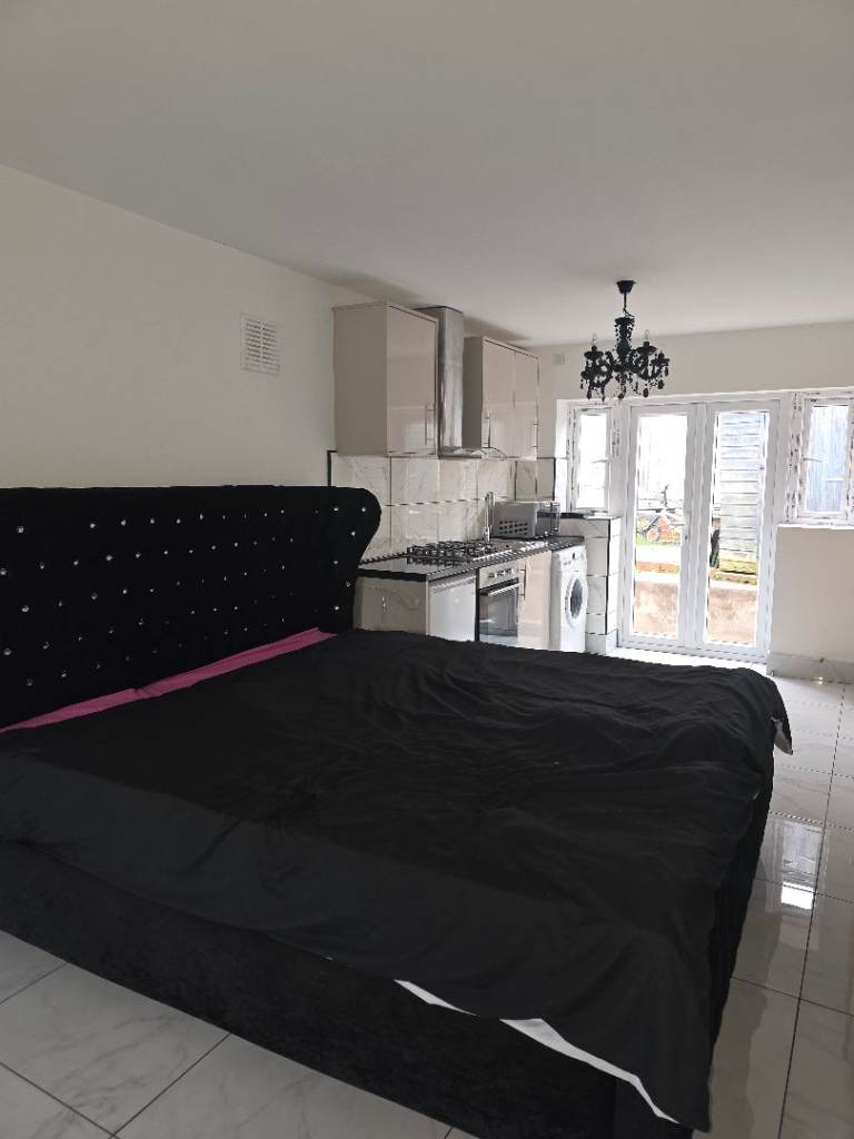 Room to Rent with a Separate entrance and Parking 