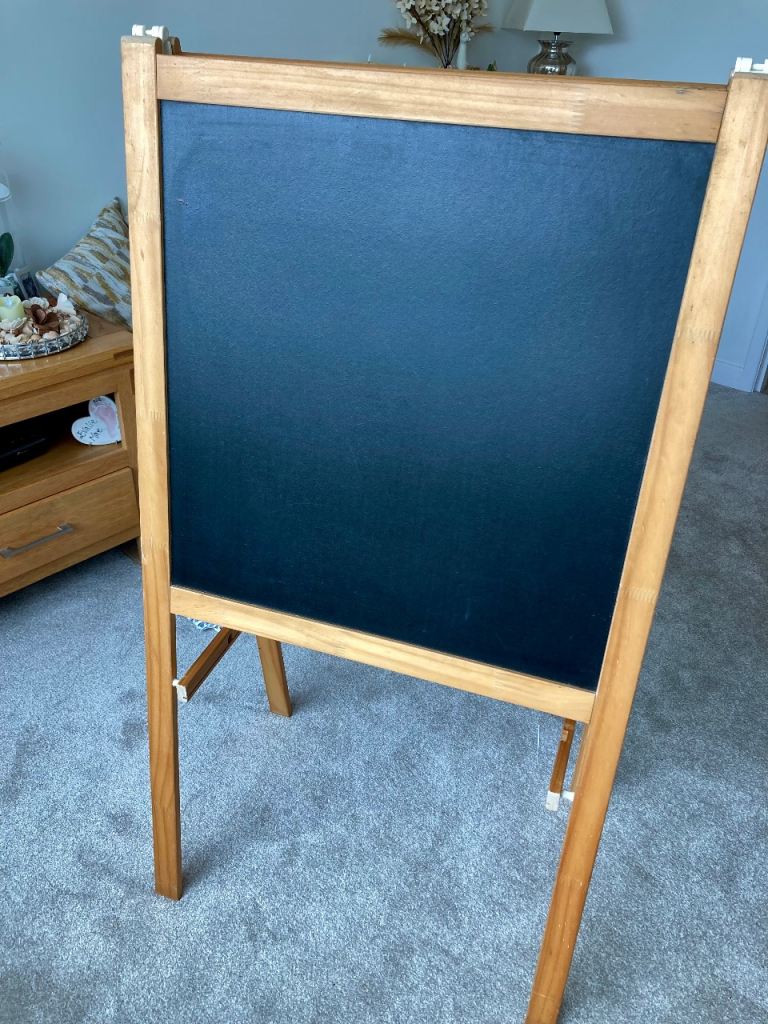 Easel black/whiteboard with chalks