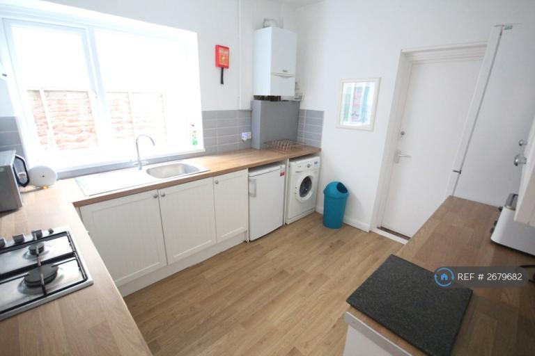 5 bedroom house in Telephone Road, Portsmouth, PO4 (5 bed) (#2679682)