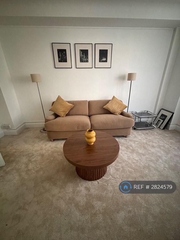 Studio flat in Ivor Court, London, NW1 (#2824579)