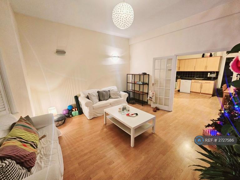 2 bedroom flat in Carminia Road, London, SW17 (2 bed) (#2727586)