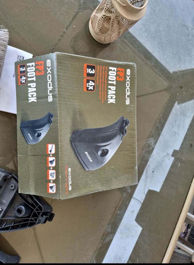 Ford focus roof bars feet and fitting set 2011 - 2018