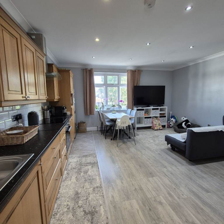 STUNNING newly refurbished 2/3 bedroom house in the area of WALTHAMSTOW E17