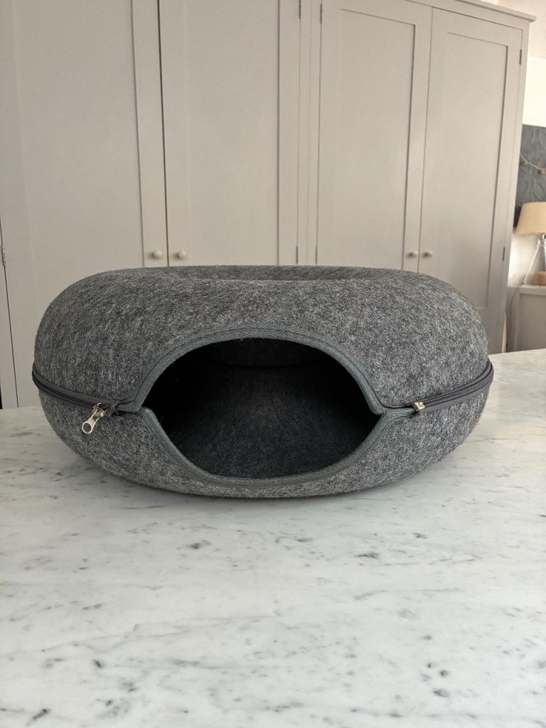 Cat/small animal BED AND TUNNEL . Dark Grey Doughnut FELT be.