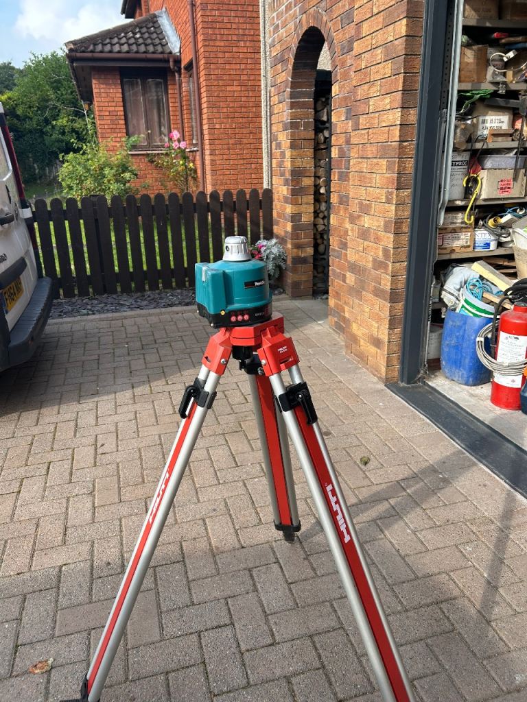 Makita SKR301 Automatic Rotary Laser Level with Hilti Tripod