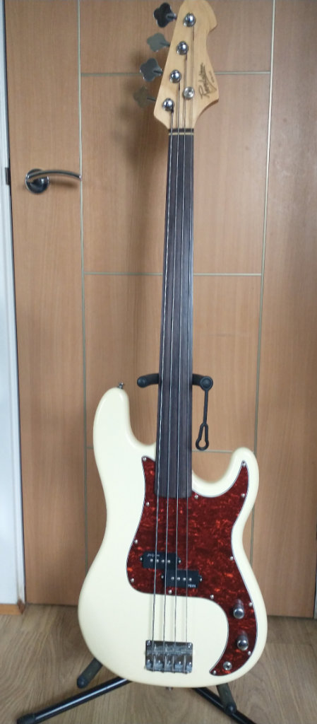 Revelation bass RPB-65 Fretless 