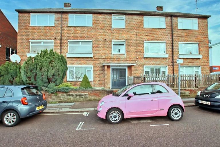2-bed flat for sale in Borehamwood (no chain!)