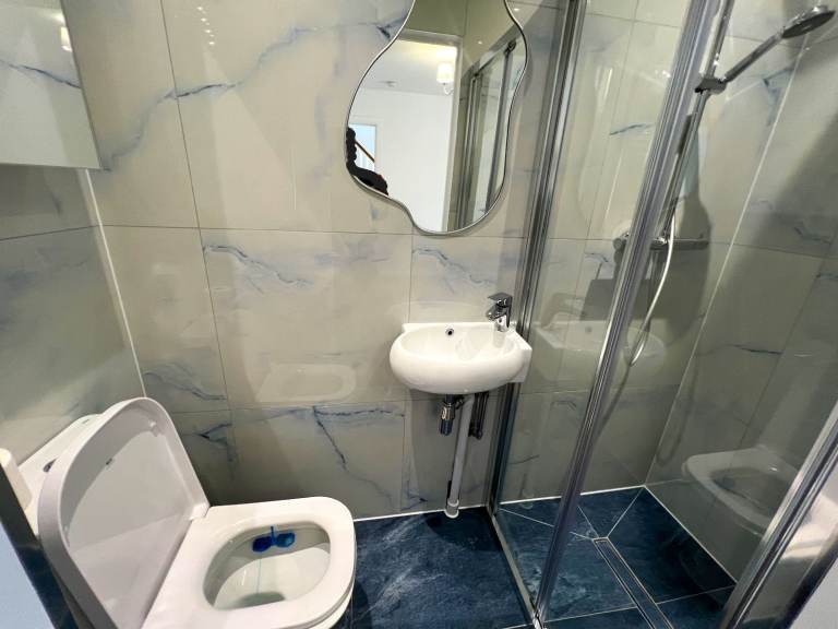 Out class spacious 5 bedrooms semi-detached house in Bakingside, Ilford --Company let allowed