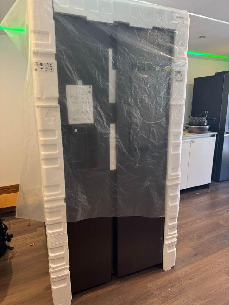 Samsung American-Style Fridge with AI and display supports videos and music (Youtube, spotyfy etc)