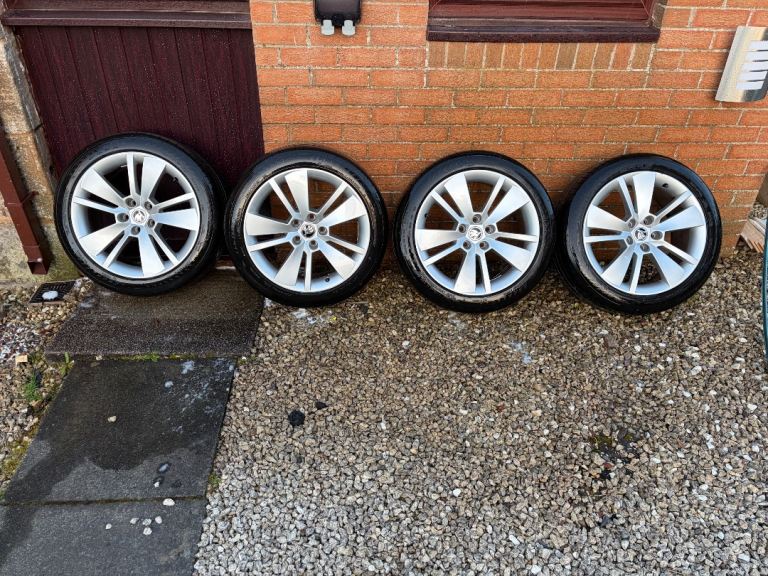Genuine Skoda Superb wheels and Goodyear Tyres 235/45/18