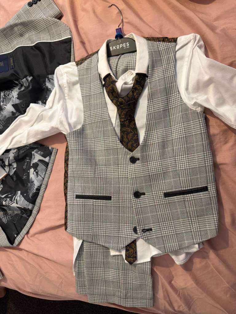 Boys 5 peice formal suit age 9