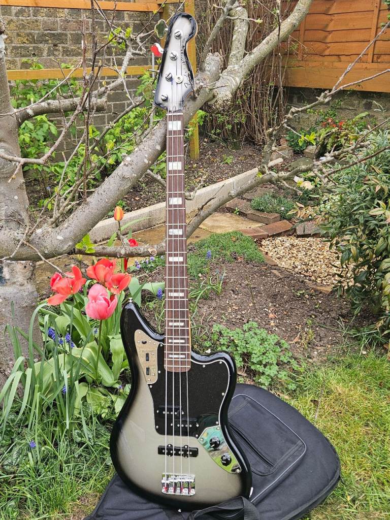 Fender Troy Sanders Jaguar Bass (34" scale) + Fender gigbag.